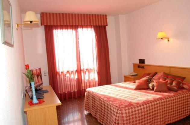 Hotel La Imperial Luceni Pokoj fotografie